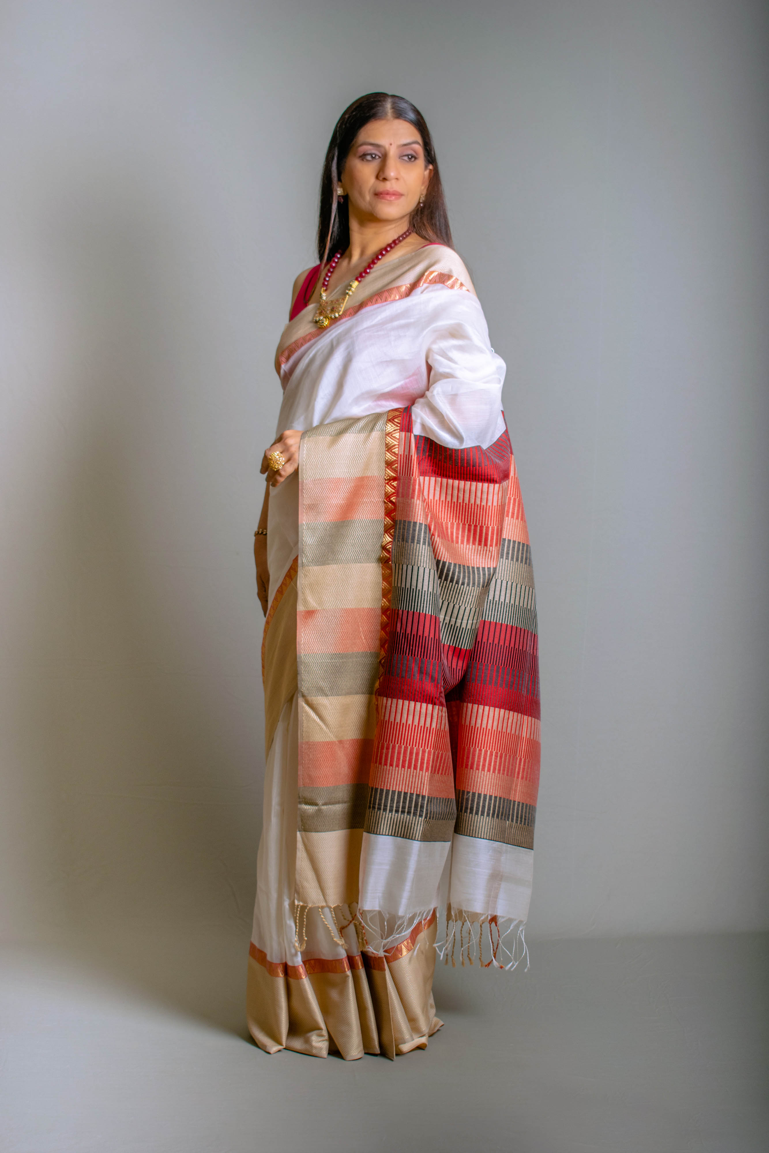 Chitra Pure Silk Cotton Maheshwari Saree in Off-white with Narmada Lehr Border & Piano Pallu - Indian Handloomz