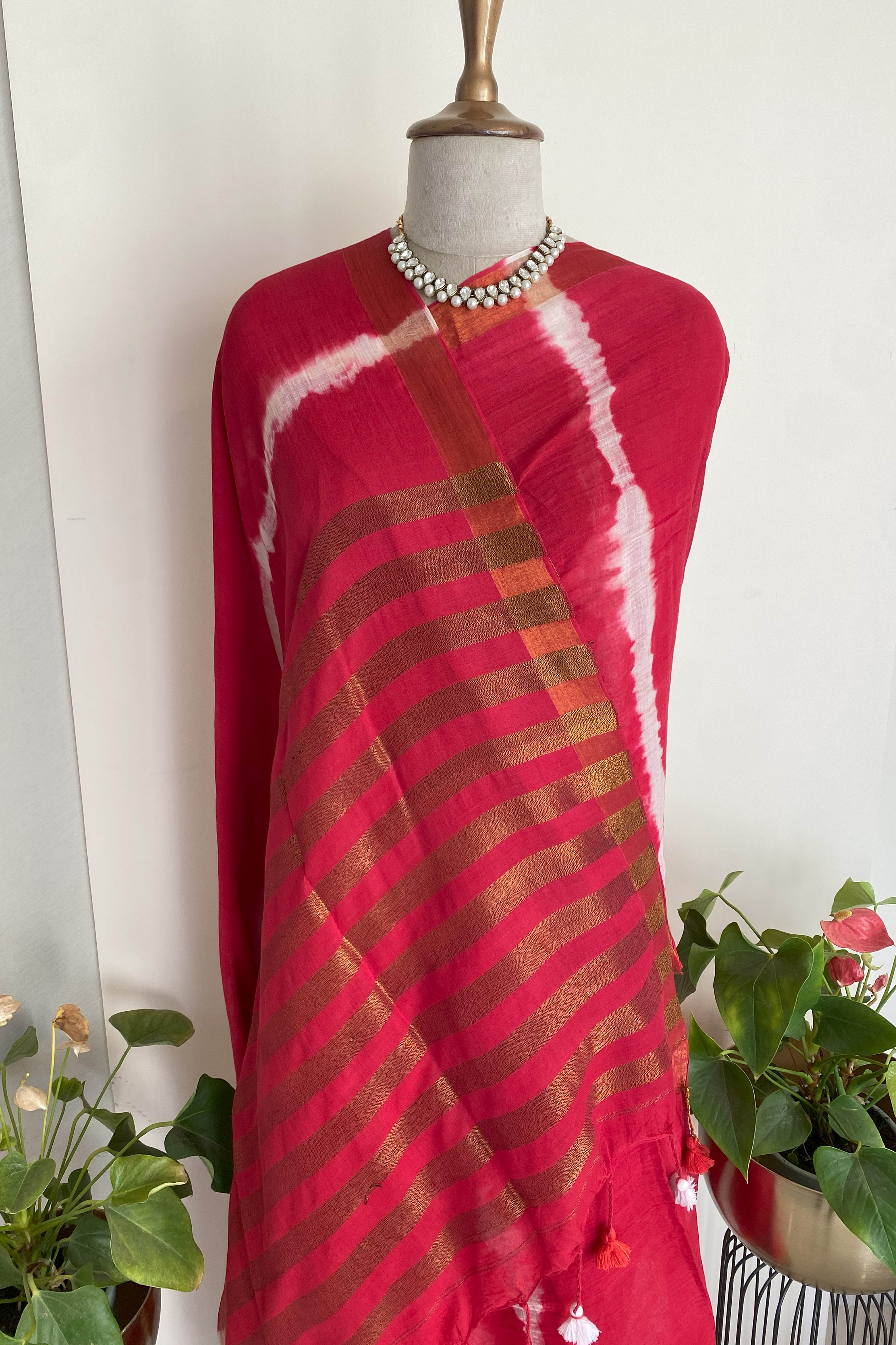 Aruna Pure Mul Cotton Red Tie Dye Saree - Indian Handloomz