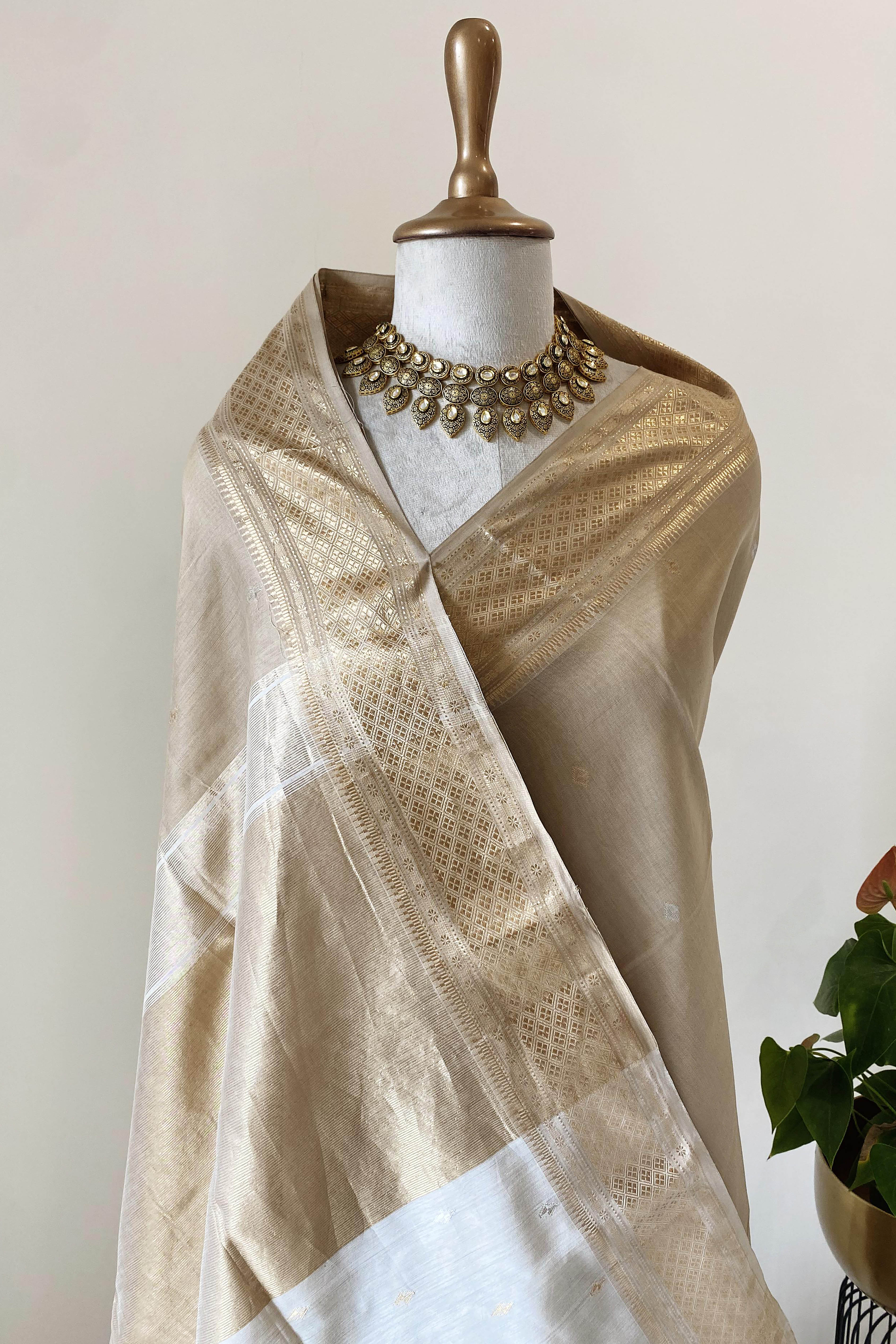 Disha ivory Damru Butti Maheshwari Silk Cotton Saree - Indian Handloomz