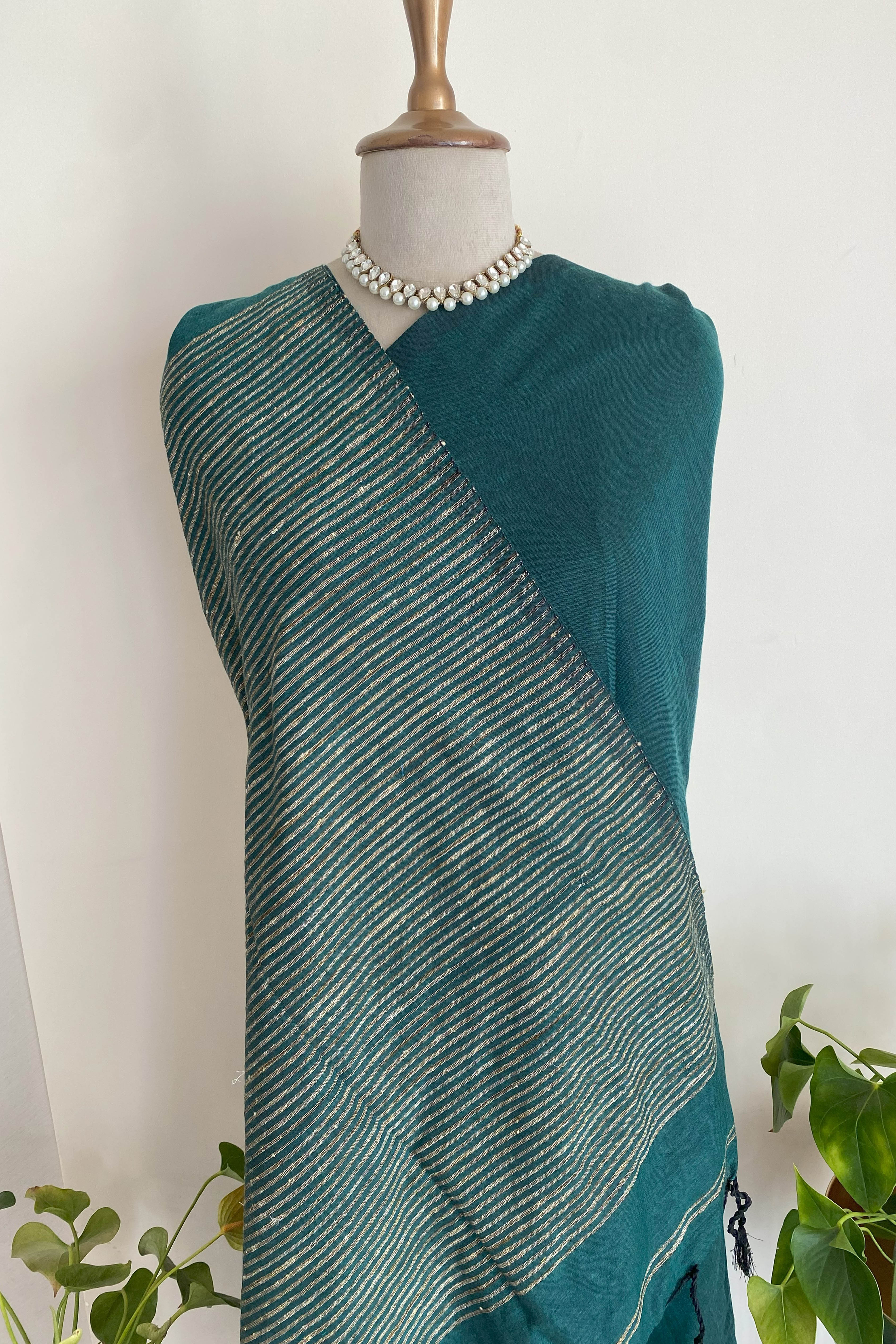 Harini Jamdani Slub Cotton Saree in Bottle Green Colour