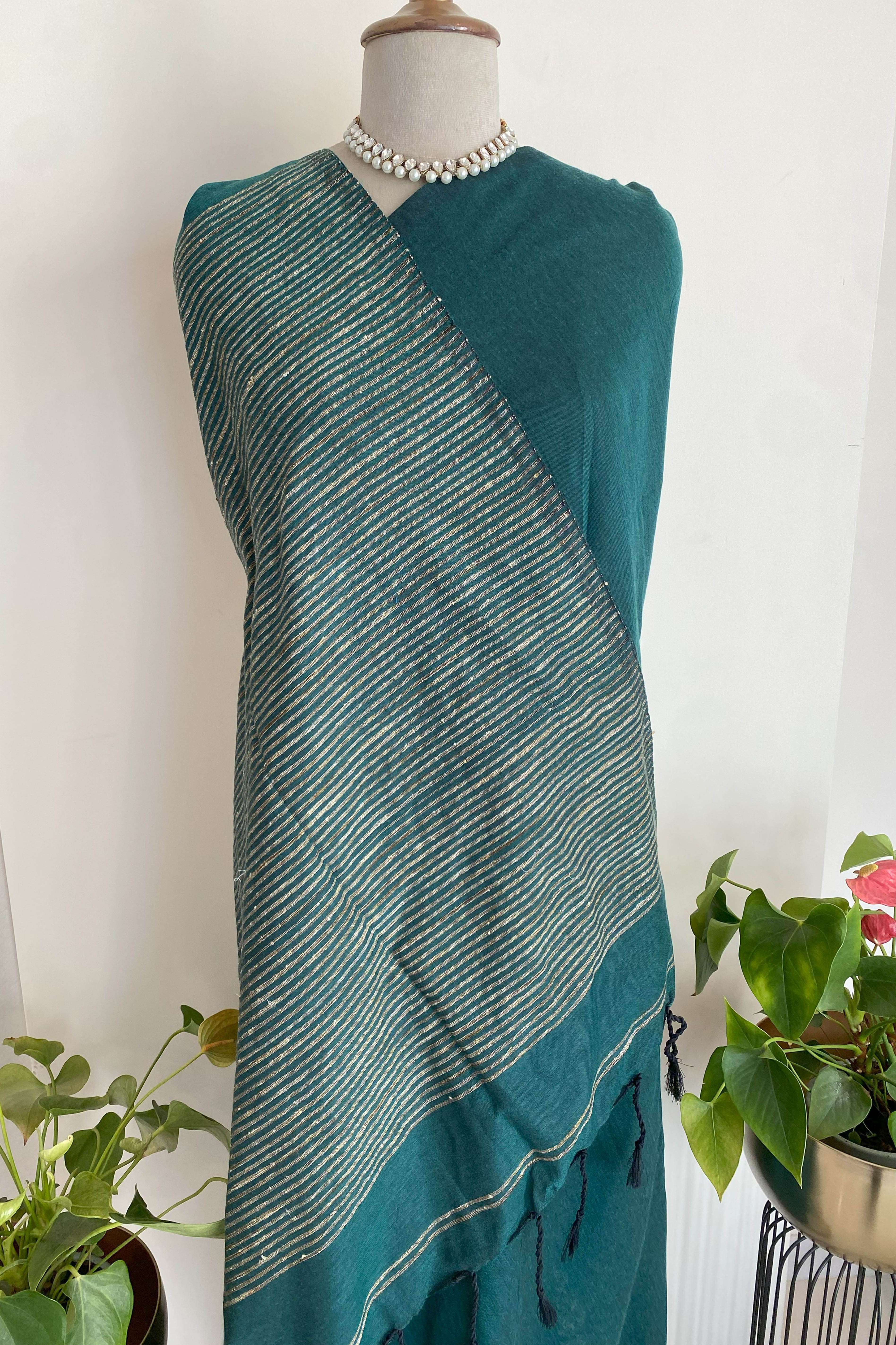 Harini Jamdani Slub Cotton Saree in Bottle Green Colour